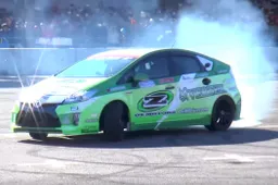 Handige jongens laten zelfs een Toyota Prius driften