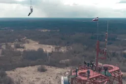 Drone tilt voor het eerst ooit een skydiver 330 meter de lucht in