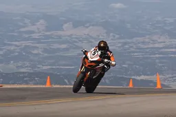 Ducati Multistrada rijdt asfalt aan flarden bij Pikes Peak International Hill Climb