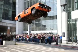 Dukes of Hazard stunt in Detroit met Dodge Charger: General Lee