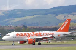 Gast draagt vijftien lagen kleding om toeslag EasyJet te ontlopen