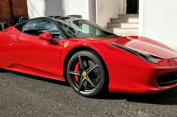 Vrouw rijdt net aangeschafte Ferrari 458 binnen no time in de prak