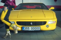 Prachtige chick scheurt met Ferrari F355 GTS door Praag