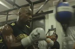 Floyd Mayweather werkt zich flink in het zweet op persdag in eigen gym