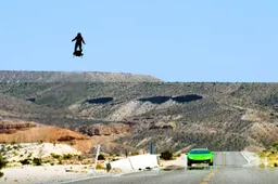 Gast stunt op Flyboard en racet tegen een Lamborghini