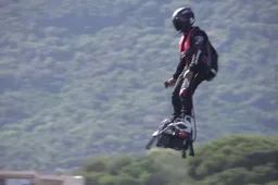 Uitvinder van het flyboard knalt in 20 minuten over het Kanaal