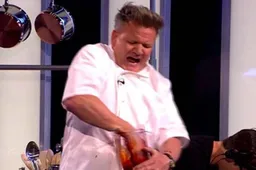 Gordon Ramsay verminkt zijn hand in een blender