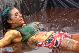 Bij World Gravy Wrestling Championship rollen kandidaten met elkaar door de jus