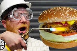 Twee gasten bouwen heerlijke hamburgers met behulp van een houtchipper en gasbranders
