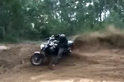 Baasje knalt zijn Harley Davidson eens flink door de modder