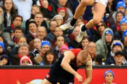 Jeremy Howe springt bizar hoog tijdens Australian Football Game