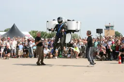 Jetpack gaat strijd aan met Dodge Challenger op circuit