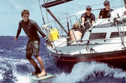 Surfheld Kai Lenny neemt het met zijn speciale surfplank op tegen een zeilboot