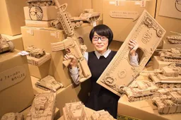 Japanse kartonkustenares bouwt oude Amazon dozen om tot tanks, auto's en meer