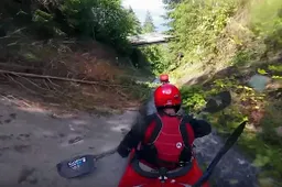 Twee waaghalzen zijn de baas over een afwateringskanaal in een kayak