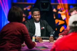 Kevin Hart fokt de pokertafel tijdens een $300.000 USD toernooi