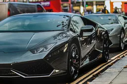 Lamborghini Huracán Performante van 400k fikt volledig uit bij tankstation