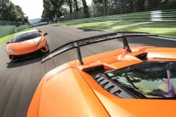 Henry Catchpole laat de super Lamborghini Huracán Perfomante flink brullen