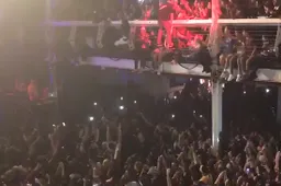 Rapper Travis Scott geeft gestoorde fan tijdens concert een ring nadat hij vanaf de derde ring naar beneden sprong