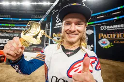 Freestyle-kampioen Levi Sherwood toont zijn ongekende klasse op de motor