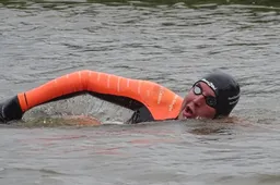 Zo zien de handen en voeten van Maarten van der Weijden eruit na bijna 200 km zwemmen