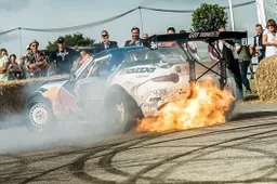 Legendarische Mad Mike brandt het asfalt van de weg tijdens het Festival of Speed