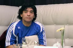Maradona jaagt vrije trap feilloos in de kruising