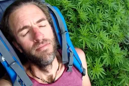 Dude ontdekt wilde marihuana in Nepal
