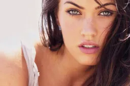 Onweerstaanbare Megan Fox heter dan ooit in lingerie video