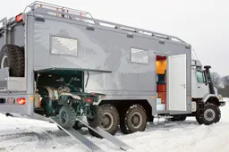 De off-road Mercedes-Benz Zetros knalt over extreem terrein in heerlijke luxe