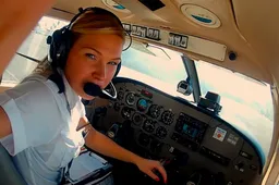 Beeldschone Ryanair pilote Michelle vliegt over het internet