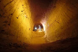 Franse knullen mountainbiken in verlaten mijn