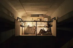 Designer bouwt ultieme mini studio voor daklozen onder viaduct