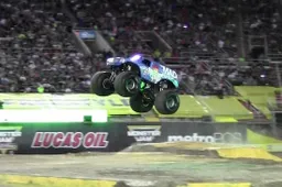 Monstertruck maakt eerste succesvolle Front Flip en rednecks gaan uit hun dak