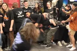 Hardcore band 'Drawn Out' speelde een set in een kiprestaurant en de moshers gingen van god los