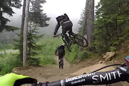 Fietsknapen heersen over de afdaling op de mountainbike