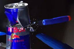 De snelste NERF-gun maakt gehakt van metalen blikjes Red Bull