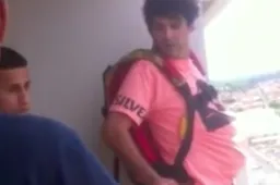 Braziliaanse durfal besluit met parachute uit zijn flat te springen