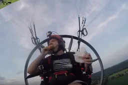 Baas op paramotor haalt in stijl burgers bij McDonald's