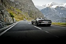 Ultieme roadtrip door de Alpen met een stoet Porsche 918 Spyders