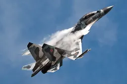Russische straaljager haalt levensgevaarlijke capriolen uit