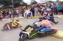Filipijnse scooters gaan los op mini-MotoGP