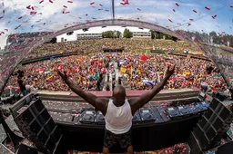 Shaquille O'Neal gaat los en jumpt in een moshpit op Tomorrowland