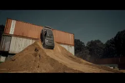 Fast & Furious stuntman bouwt eigen circuit en drift z'n banden eraf