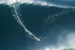 De hoogste golven ooit zijn aangekomen in Nazaré