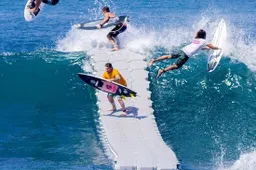 Surfknapen van Stabmag gebruiken drijvende namaakpier om de golven perfect te bereiden