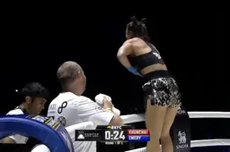Vechtster Tai Emery wint en showt haar blote tetten aan het publiek