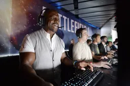 Acteur en ex-NFL speler Terry Crews bouwt computer om samen met zoon te gamen