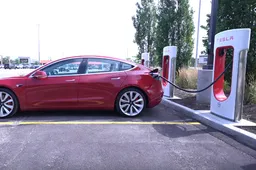 Unbox Therapie haalt een gloednieuwe Tesla Model 3 uit te verpakking