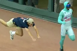 Fan racet tegen 'The Freeze' bij The Atlanta Braves en gaat gigantisch hard op z'n muil